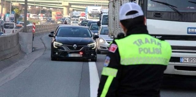 İstanbul'da 'çakarlı araç' denetiminin ilk gün bilançosu: 126 bin 252 lira para cezası kesildi