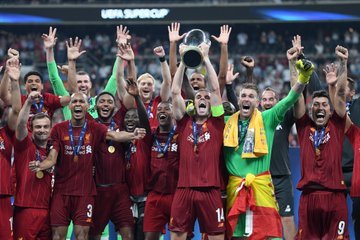 İstanbul'da Chelsea'yı 7-6 yenen Liverpool kupayı evine götürdü