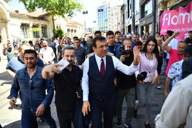 İstiklal Caddesi'nde Ekrem İmamoğlu izdihamı