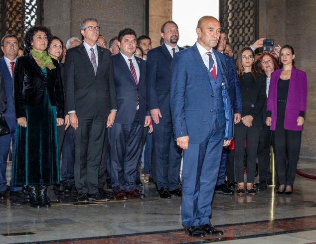 İzmir Büyükşehir Belediye Başkanı Tunç Soyer 25 ilçe belediye başkanıyla birlikte Anıtkabir'i ziyaret etti