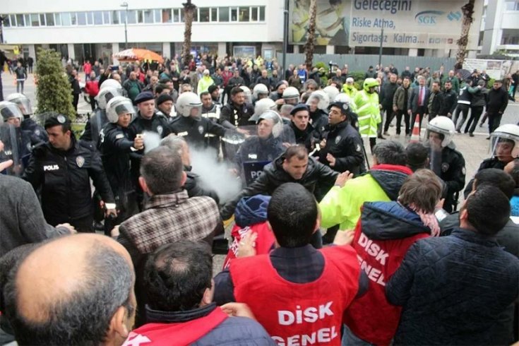 İzmir Büyükşehir Belediyesi önünde basın açıklaması yapmak isteyen işçilere müdahale: 9 kişi gözaltında