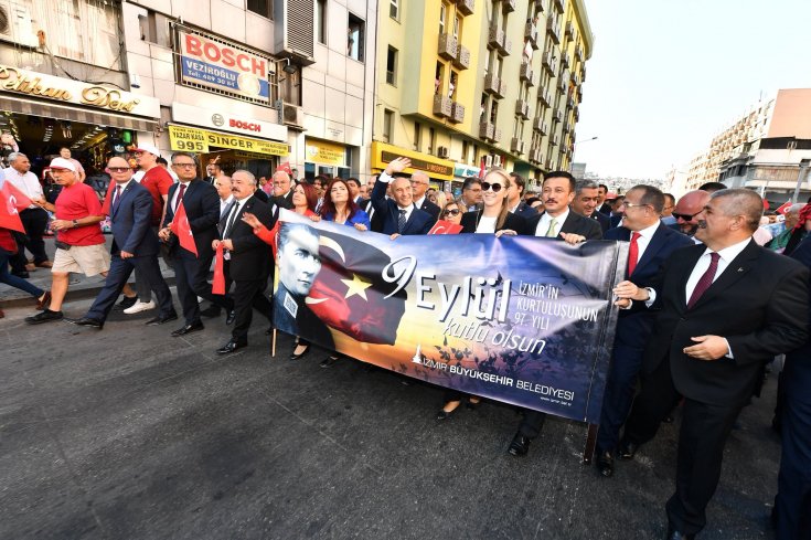 İzmir'in kurtuluşunun 97. yıl dönümünde 350 metrelik Türk bayrağı