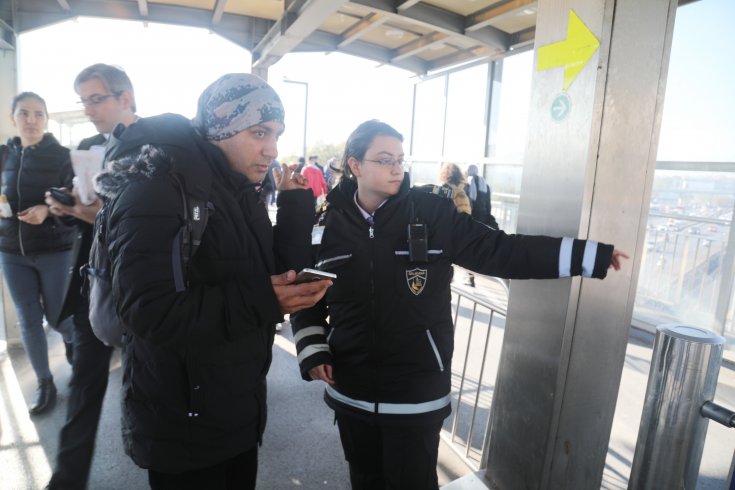 Kadın güvenlik görevlileri metrobüs hattında göreve başladı