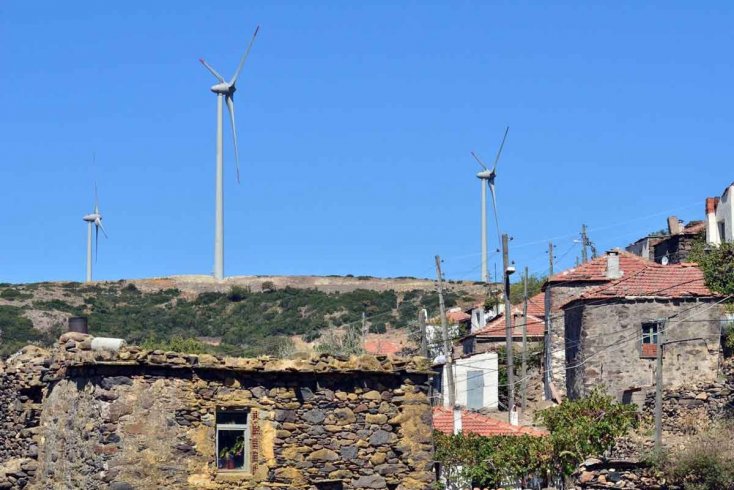 Karaburun'da kurulan RES'ler, hayvanların otlak alanlarını bitirdi