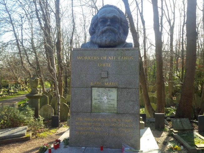 Karl Marx’ın mezarına saldırı