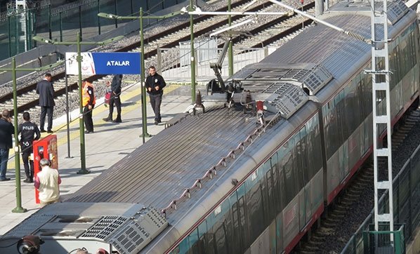 Kartal'da raylara düşen kişi trenin altında kaldı