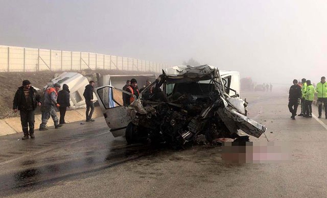 Kastamonu'da minibüs ve TIR çarpıştı: 3 ölü, 2 yaralı