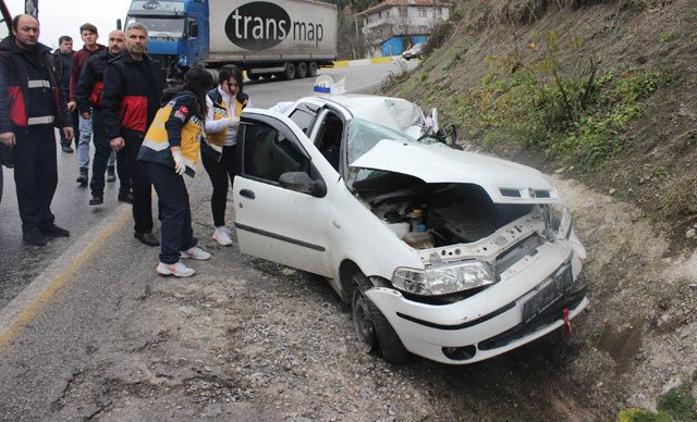 Kastamonu'da otomobil ile TIR çarpıştı: 3 ölü, 2 yaralı
