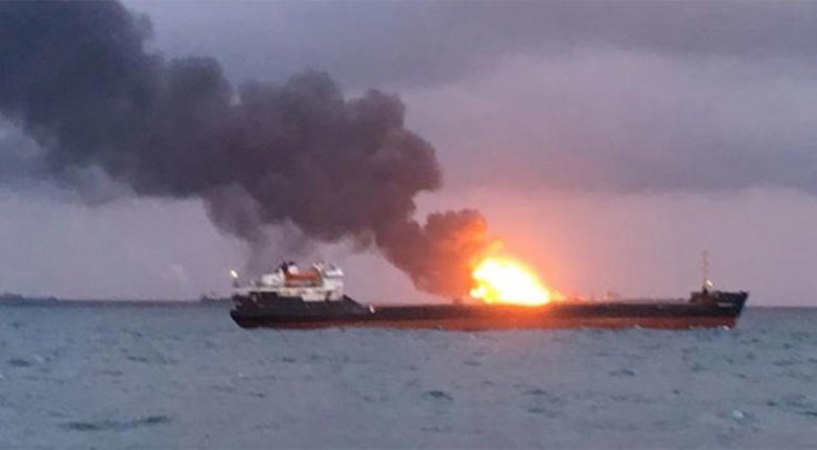 Kerç Boğazı'nda iki gemi alev aldı, 11 kişi hayatını kaybetti