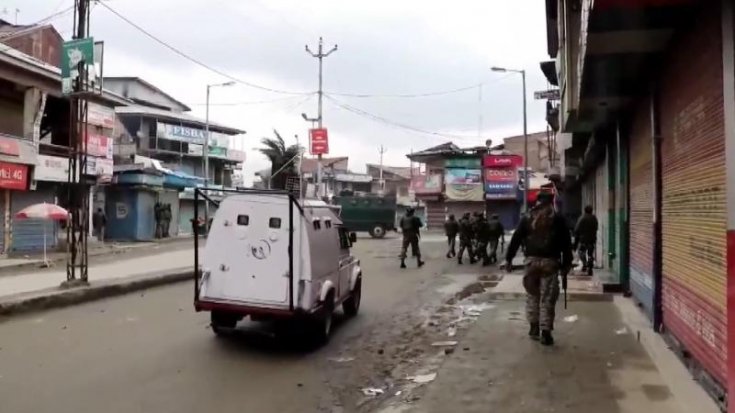 Keşmir’de el bombalı saldırı! 3 güvenlik görevlisi yaralandı