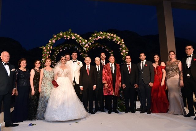 Kılıçdaroğlu, Hatay Büyükşehir Belediye Başkanı Savaş'ın kızının düğününe katıldı