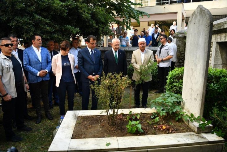 Kılıçdaroğlu ve İmamoğlu İstanbul'un ilk belediye başkanı Hızır Bey'in mezarını ziyaret etti