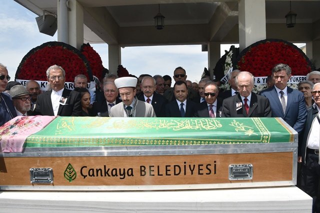 Kılıçdaroğlu, Yekta Güngör Özden'in eşi Fatma Necla Özden’in cenaze törenine katıldı