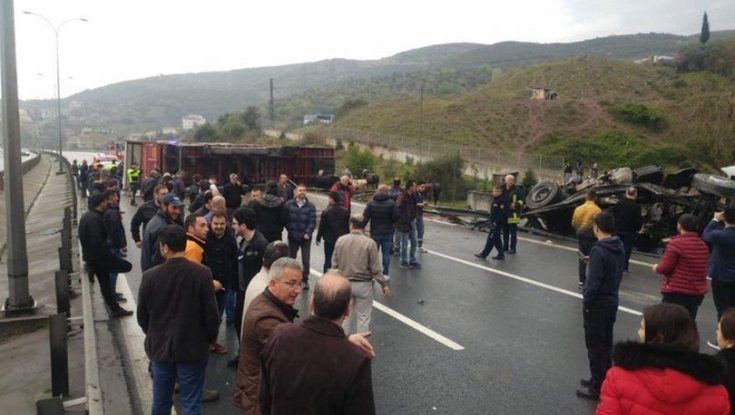 Kocaeli'de TIR devrildi, İstanbul yönü kapandı