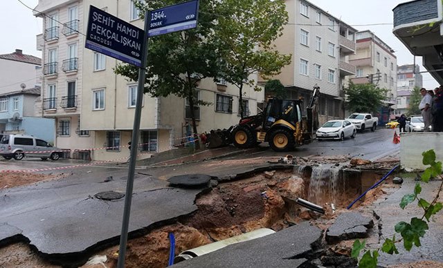 Kocaeli'nde sağanak yağış nedeniyle ev ve iş yerlerini su bastı, yol çöktü