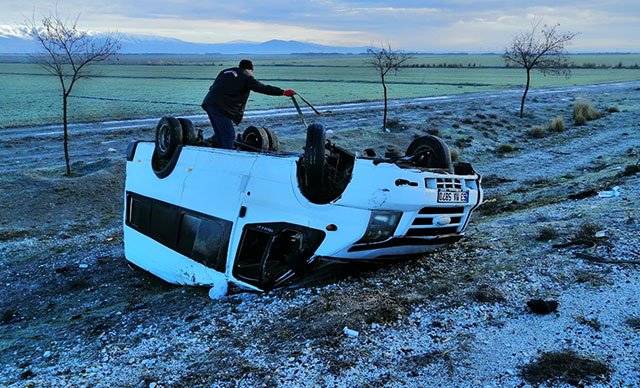 Konya'da minibüs şarampole devrildi: 13 yaralı