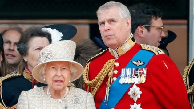 Kraliçe Elizabeth, skandalla gündeme gelen oğlu Prens Andrew'un maaşını kesti