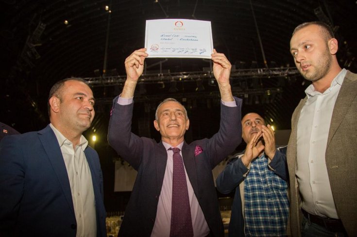 Küçükçekmece Belediye Başkanı Kemal Çebi mazbatasını aldı