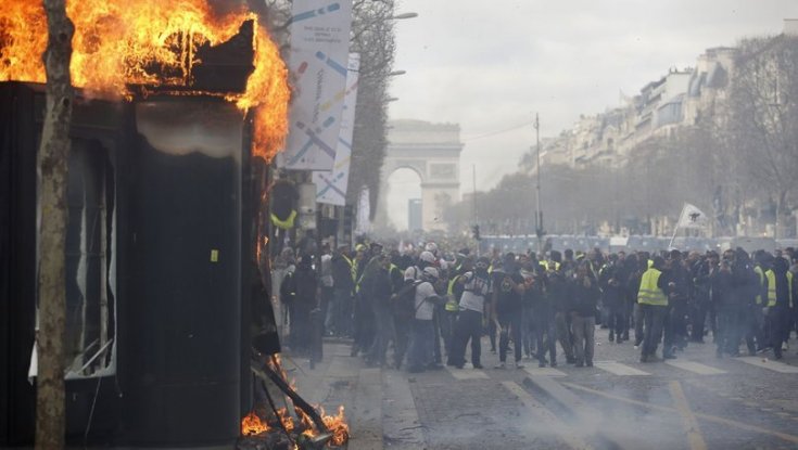 Macron, Şanzelize'yi gösterilere kapatmaya hazırlanıyor