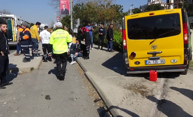 Maltepe'de dolmuşla otomobil çarpıştı: 10 yaralı var
