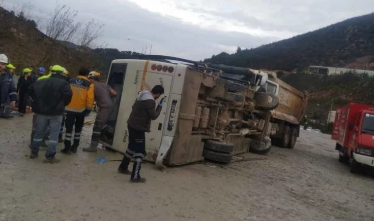 Manisa'da tarım işçilerini taşıyan otobüs devrildi: Ölü ve yaralılar var