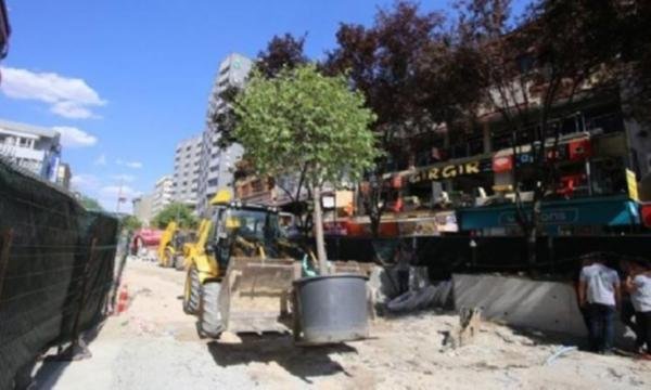Melih Gökçek’in 26 bin 500 TL’ye aldığı ağaçlar ibret-i alem için Kızılay’a dikildi