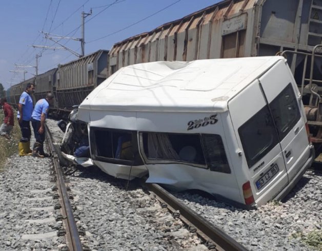 Mersin’de tren, minibüse çarptı: Ölü ve yaralılar var