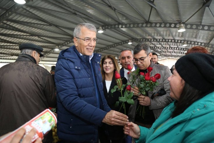 Mezitli Belediye Başkanı Tarhan, pazar esnafını ziyaret etti
