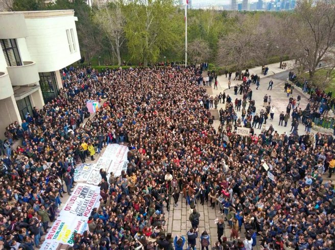 ODTÜ'lüler rektörlük önünde toplandı: Devrimsiz şenlik olmaz