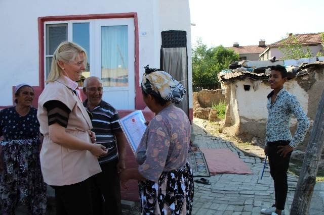 Özlem Becan hak sahiplerine tapularını dağıttı