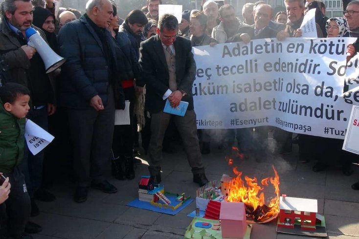 Parasını ödedikleri konutları teslim edilmeyen yurttaşlar İBB binası önünde maket ev yaktı