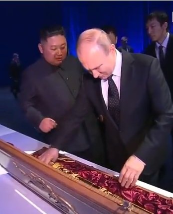Putin ve Kim birbirine kılıç hediye etti