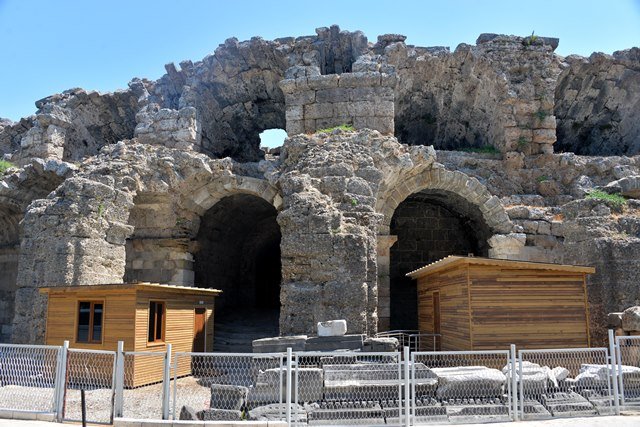 Roma dönemine ait Antik Tiyatro'ya 'prefabrik tuvalet' yapıldı