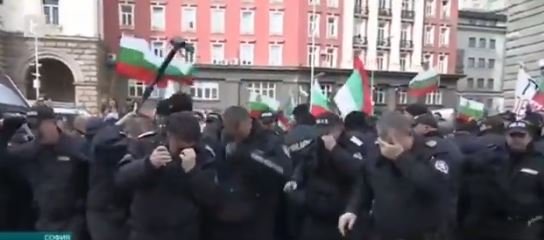 Rüzgarın yönünü hesaba katmayan Bulgar polisi, protestocular yerine kendilerine gaz sıktı
