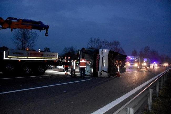 Sakarya'da otobüs devrildi: 33 yaralı