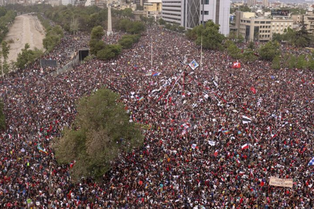 Şili'de bir milyondan fazla kişi zamlara ve hayat pahalılığına karşı sokaklara çıktı