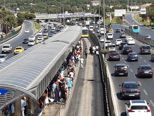 Şirinevler'de bir genç metrobüsün altında kaldı