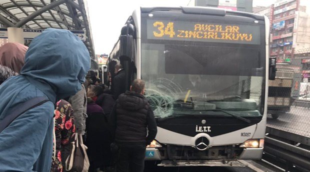 Şirinevler'de metrobüs yolcuya çarptı