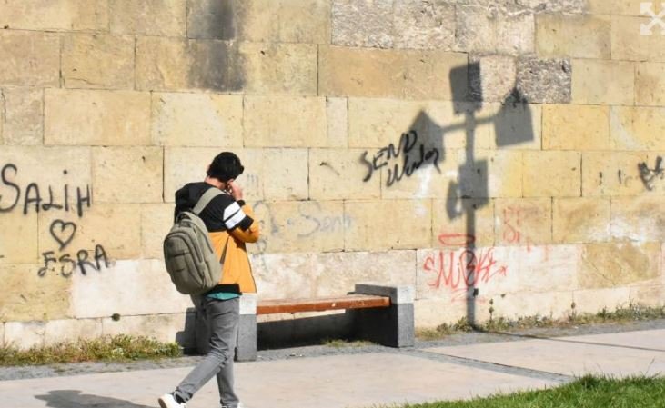 Sivas'taki Şifaiye Medresesi'nin duvarları yazı tahtasına döndü Sivas'taki Şifaiye Medresesi'nin duvarları yazı tahtasına döndü