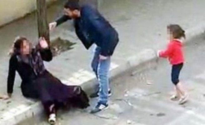 Sokak ortasında kadına vahşi saldırı