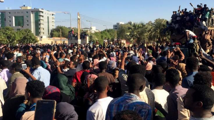 Sudan'da asker, polise karşı eylemcileri korudu