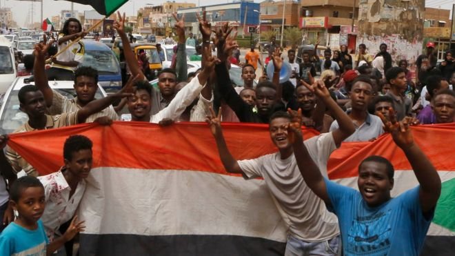 Sudan'da askeri konsey ve muhalifler üç yıllık geçiş dönemi üzerine anlaştı