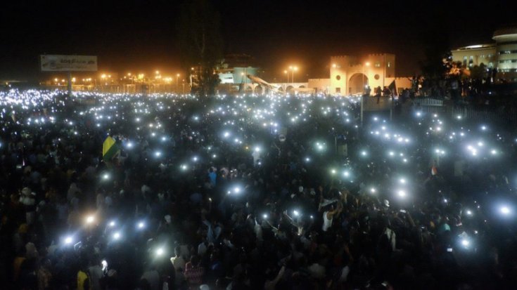 Sudan'da binlerce kişi genelkurmay yerleşkesi önünde protesto düzenliyor
