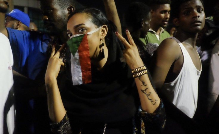 Sudan'da El Beşir'e karşı protestoların başını kadınlar çekiyor: 'Git artık'