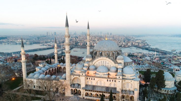 Süleymaniye'nin duvarına kablo geçirmek için delik açtılar!