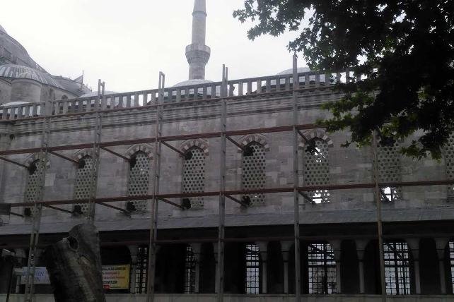 Sultanahmet Camisi restorasyonunda skandal: Pencereleri kırdılar