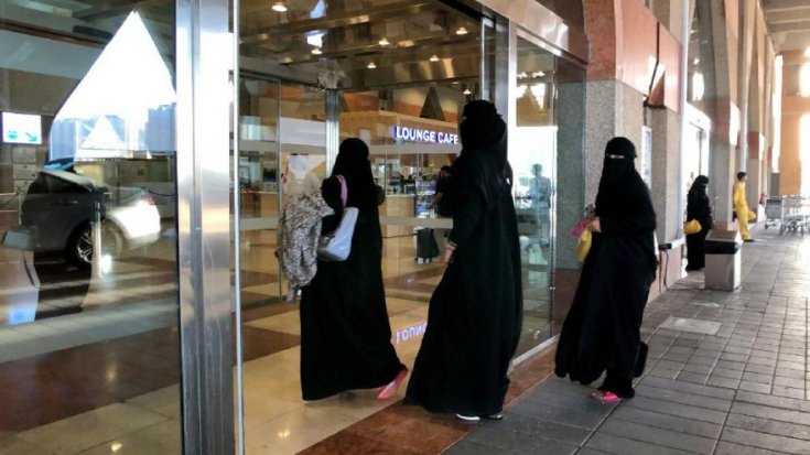 Suudi Arabistan’da bir ilk: Kadınlar artık yurt dışına seyahat etmek için izin almayacak