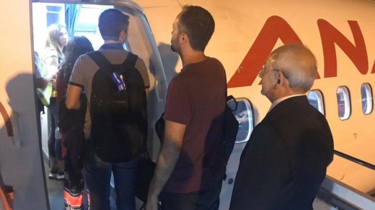 Tarifeli uçak kullanan Kılıçdaroğlu vatandaşlarla kuyruğa girdi