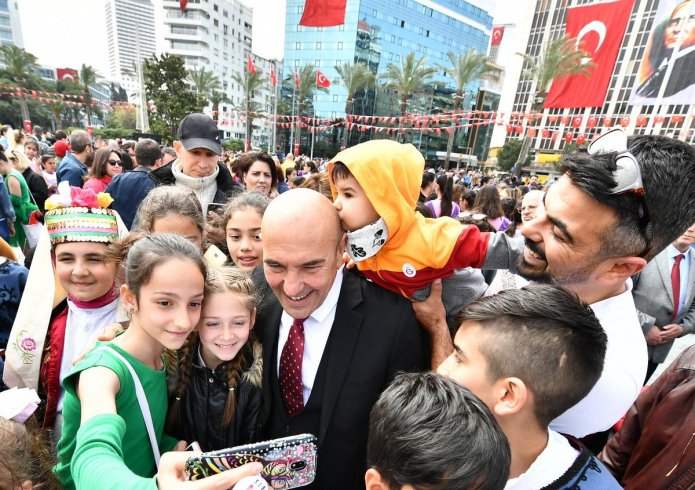 Tunç Soyer'den belediye birimlerine: Odalarınıza benim fotoğraflarım yerine Atatürk portresi ve çocuklarınızın fotoğraflarını asın