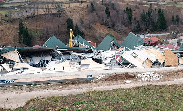 Uzungöl'de kaçak yapıların yıkımına başlandı